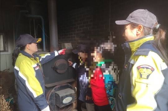 충남 의용소방대원들은 다음달 27일까지 2개월 간 취약시설 화제 예방 및 독거 노인 돌봄 활동을 집중 추진한다. 사진은 의용소방대원들의 활동 모습. 충남도 제공