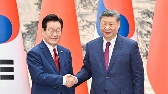 ⓒChinese President Xi Jinping (R) shakes hands with Republic of Korea President Lee Jae Myung in Beijing, China, January 5, 2026. /Xinhua