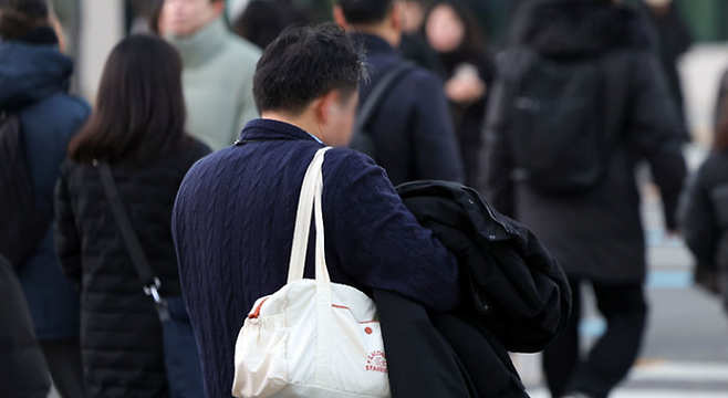 5일 오전 서울 종로구 광화문 사거리에서 시민들이 출근길 발걸음을 재촉하고 있다. ⓒ뉴시스