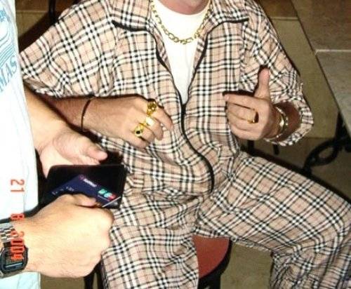 영국 비행 청소년 집단 차브(Chav)의 상징과도 같은 버버리의 체크무늬 스타일. 인스타그램 @kaivyon 갈무리