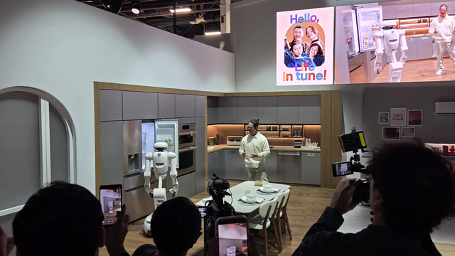 LG전자의 홈로봇 'LG 클로이드'가 5일(현지시간) 미국 라스베이거스 컨벤션센터(LVCC) LG전자 부스에서 냉장고 문을 여는 시연을 하고 있다. 장우진 기자