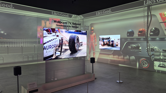 LG전자가 5일(현지시간) 미국 라스베이거스 컨벤션센터(LVCC)에 꾸린 부스에 초슬림 월페이퍼 TV 존이 F1을 테마로 한 갤러리처럼 꾸며져 있다. 장우진 기자