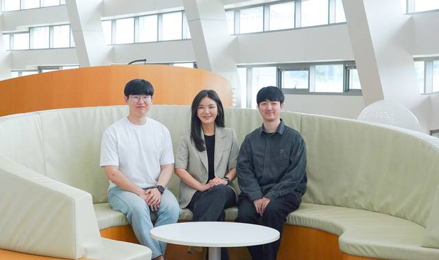 윤준연(왼쪽부터) GIST 신소재공학과 박사과정생(제1저자), 이은지 교수, 황준호 박사. GIST 제공.