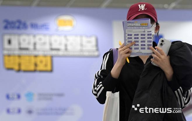 한국대학교육협의회가 주최한 '2026학년도 정시 대학입학정보박람회'가 18일 서울 강남구 코엑스에서 열렸다. 박람회를 찾은 수험생들이 입시상담을 위해 이동하고 있다. 김민수기자 mskim@etnews.com