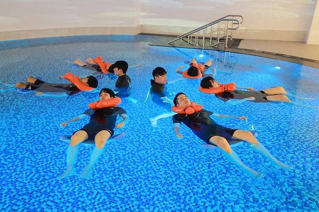 전남 완도군은 한국관광공사에서 완도를 '리셋 여행' 콘텐츠로 추천하면서 바쁜 일상 속 지친 현대인들의 몸과 마음을 회복하는 힐링 여행지로 더욱 주목을 받게 됐다고 6일 밝혔다. 사진은 완도해양치유센터 명상풀 모습. 완도군 제공