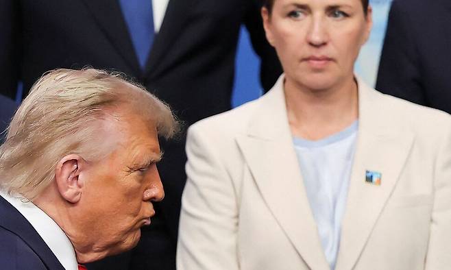 그린란드를 놓고 겉친 설전을 벌이고 있는 도널드 트럼프 미국 대통령과 메테 프레데릭센 덴마크 총리. 지난해 6월 25일 헤이그에서 열린 나토 정상회의 직전에 단체 기념사진을 찍기 전에 프레데릭센 총리가 트럼프 대통령을 쳐다보고 있다. AFP 연합뉴스