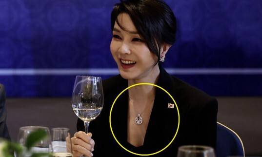 윤석열 전 대통령 부인 김건희 여사가 2022년 6월29일(현지시각) 스페인 마드리드의 한 호텔에서 열린 스페인 동포 만찬간담회에 참석해 대화를 나누고 있다. 이때 착용한 프랑스산 반 클리프 아펠 목걸이(김건희씨는 모조품이라고 주장)가 이번에 김건희씨의 오빠 김진우씨의 장모 집에서 발견됐다. 대통령실 제공