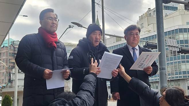 ‘서해 공무원 피격사건’ 당시 사망한 공무원 고 이대준씨의 형 이래진씨가 6일 오후 국가인권위원회 앞에서 기자회견을 열고 “전형적인 정치보복 수사였다”는 정성호 법무부장관의 발언이 ‘유족들의 인권을 침해했다’고 주장하고 있다. 장종우 기자