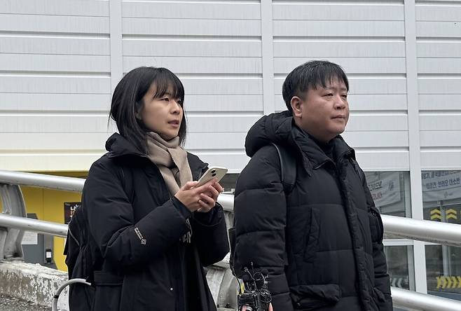 안창호 국가인권위원회 위원장 등을 내란 선전·선동 혐의로 고발한 ‘인권위 바로잡기 공동행동’을 대리하는 최새얀 민주사회를위한변호사모임 변호사가 6일 서울 서대문구 경찰청 특별수사본부 고발인 조사에 출석하며 입장을 밝히고 있다. 김수연 기자 link@hani.co.kr