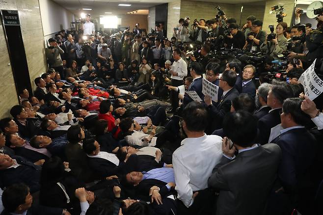 자유한국당(옛 국민의힘) 의원들이 2019년 4월26일 저녁 고위공직자범죄수사처 설치 입법안 등을 처리할 사법개혁특별위원회가 열릴 예정인 국회 회의실 앞을 점거해 참석자 진입을 막고 있다. 한겨레 강창광 선임기자