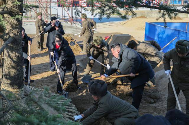 북한 노동당 기관지 노동신문은 6일 "김정은 북한 국무위원장이 5일 당·정부 지도간부들과 함께 해외군사작전 전투위훈기념관건설장을 찾았다"고 보도했다. 이날 현지지도에는 딸 주애가 동행했다. 평양=노동신문 뉴스1