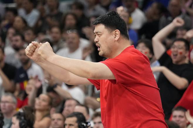 <yonhap photo-7371="">NBA 휴스턴을 대표하는 선수였던 중국인 센터 야오밍. [AP=연합뉴스]</yonhap>