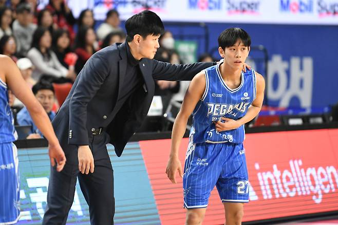 강혁 한국가스공사 감독(왼쪽)으로부터 작전 지시를 받고 있는 양우혁의 모습. 사진=KBL