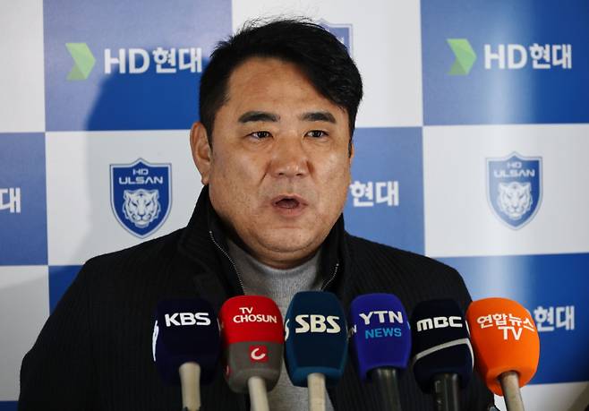 출사표 밝히는 김현석 울산HD 감독 (영종도=연합뉴스) 김인철 기자 = 김현석 울산HD 감독이 6일 인천국제공항 제2여객터미널에서 동계 전지훈련 출국에 앞서 인터뷰를 하고 있다. 2026.1.6 yatoya@yna.co.kr/2026-01-06 11:12:40/ 연합뉴스