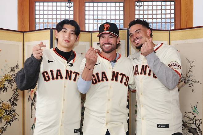 <yonhap photo-2624="">이정후가 6일 서울 종로구 누하동에서 자신이 속한 미국프로야구 메이저리그(MLB) 샌프란시스코 자이언츠 토니 바이텔로 감독(중간) 및 윌리 아다메스(오른쪽)와 한국 문화 체험에 앞서 기념촬영하고 있다. 사진=연합뉴스</yonhap>
