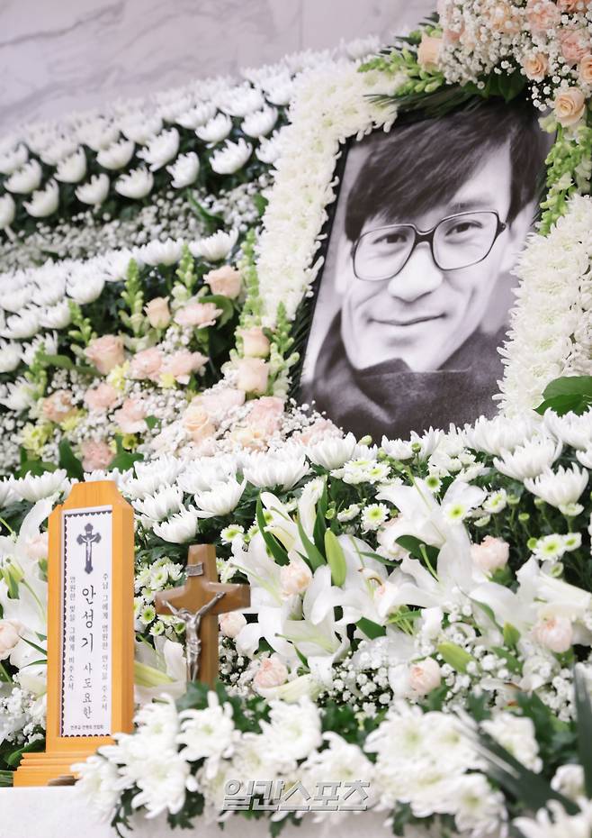 5일 고(故) 안성기 배우의 빈소가 마련된 서울성모병원 장례식장에 연예계 및 각계에서 보낸 근조화환이 놓여 있다. <사진=사진공동취재단>