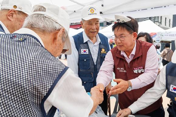 제3회 호국보훈감사축제에서 국가유공자분들께 인사를 전하는 박강수 마포구청장. [사진=마포구]
