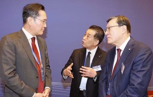 이재용 삼성전자 회장(왼쪽부터), 장인화 포스코홀딩스 회장, 허태수 GS회장이 지난 5일 중국 베이징 조어대에서 열린 한·중 비즈니스포럼에서 대화하고 있다. 2026.1.5 [사진=연합뉴스]
