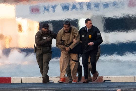 현지시간 5일 니콜라스 마두로 베네수엘라 대통령과 배우자 실리아 플로레스가 법원 출석을 위해 이송되고 있다. 로이터=연합뉴스