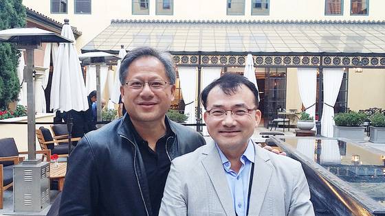 2016년 엔비디아 코리아 대표로 재직 중이던 유응준 대표가 엔비디아 본사 회의에 참석해 젠슨 황 CEO와 찍은 사진. 유 대표는 이 사진을 메신저 프로필 사진으로 쓰고 있다. 사진 유응준 대표 제공