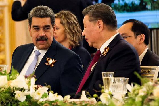 지난해 5월 시진핑 중국 국가주석이 러시아 모스크바에서 니콜라스 마두로 베네수엘라 대통령과 만나 대화를 나누고 있다. AFP=연합뉴스