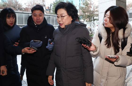 이혜훈 기획예산처 장관 후보자가 6일 오전 서울 중구 예금보험공사에 마련된 인사청문회 준비 사무실로 출근하며 취재진 질의에 답변하고 있다. 뉴스1