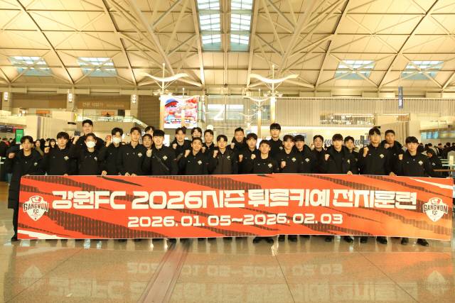 ▲ 강원FC 선수단이 5일 인천국제공항에서 튀르키예 안탈리아 전지훈련을 떠나기에 앞서 새 시즌 필승을 다짐하고 있다.  강원FC 제공