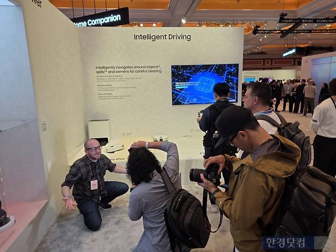 삼성전자가 지난 4일(현지시간) 미국 라스베이거스 윈호텔에 마련된 CES 2026 단독 전시관에서 로봇청소기 신제품 '비스포크 AI 제트 봇 콤보'(오른쪽)를 전시하고 있다. 사진=김대영 기자