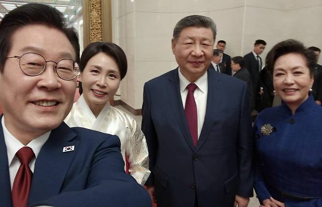 시진핑 중국 국가주석과 '셀카' 찍는 이재명 대통령. / 사진=이 대통령 X 캡처