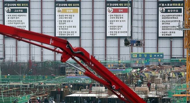 한 공사현장에 안전 경고문이 게시돼 있다. 연합뉴스