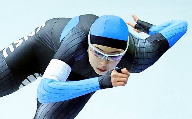 26일 서울 태릉국제스케이트장에서 제52회 전국남녀 스프린트 및 제80회 종합 스피드 선수권대회가 열렸다. 여자부 500M 1차 스프린트에 출전한 이나현(한국체육대학교)이 힘차게 질주하고 있다. 연합뉴스