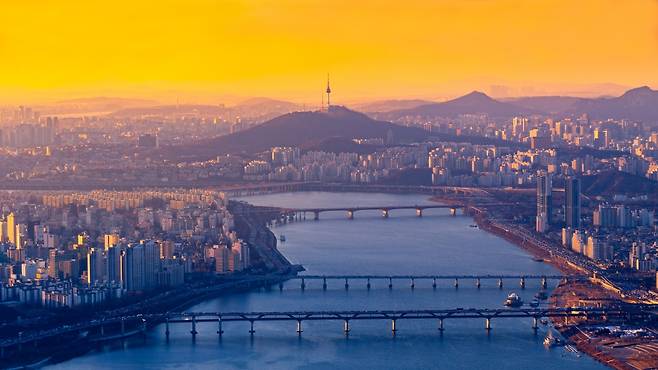 A view of the Han River with Mt. Nam in the center background ("So__Seoul," courtesy of Changbi Publishers)