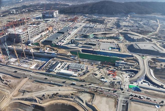 The first advanced base of the SK hynix Yongin Cluster begins to take shape. Structural work is underway on the first of four planned fabrication plants. [SK HYNIX]