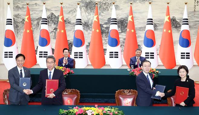 President Lee Jae Myung, back left, and Chinese President Xi Jinping, back right, clap at an MOU signing ceremony at the Great Hall of the People in Beijing on Jan. 5. [JOINT PRESS CORPS]