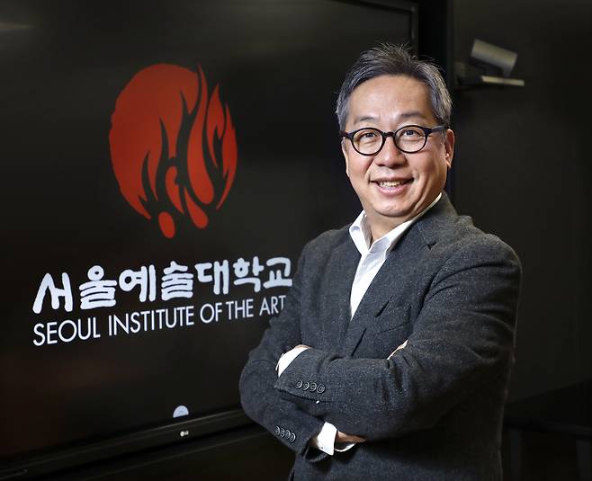 Seoul Institute of the Arts President Chang Ji-hun poses for a photo during an interview with the Korea JoongAng Daily on Dec. 24. [PARK SANG-MOON]