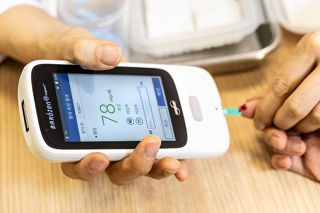 A blood sugar level measurement device for diabetic patients [KIM HYUN-DONG]