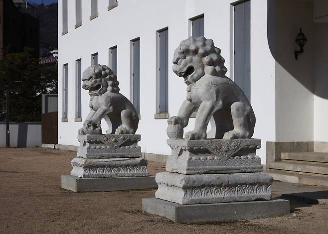 A pair of stone lion statues stands in front of Bohwagak at Kansong Art Museum in Seongbuk District, central Seoul. [NATIONAL MUSEUM OF KOREA]