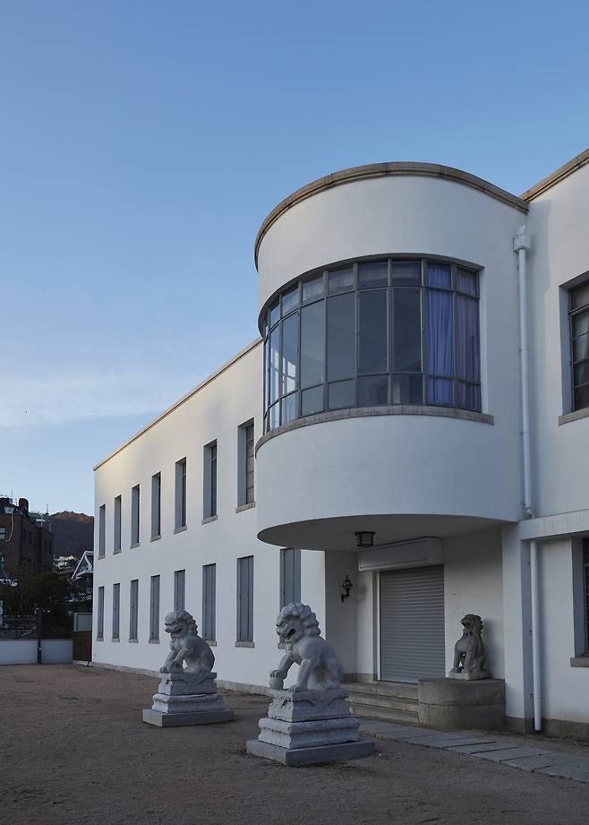 A pair of stone lion statues stands in front of Bohwagak at Kansong Art Museum in Seongbuk District, central Seoul. [NATIONAL MUSEUM OF KOREA]