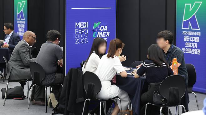 Buyers consult representatives from medical device companies during the 2025 Medi Expo Korea fair in Daegu on June 20, 2025. [YONHAP]