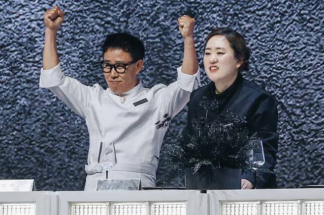 TOP7에 가장 먼저 진출한 ‘백수저’ 임성근과 ‘흑수저’ 술 빚는 윤주모. 넷플릭스 제공