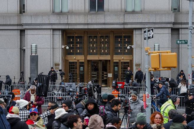니콜라스 마두로 베네수엘라 대통령 재판이 열린 뉴욕 남부연방법원 앞에 5일(현지시간) 시위대와 취재진 등이 몰려 있다. 연합뉴스