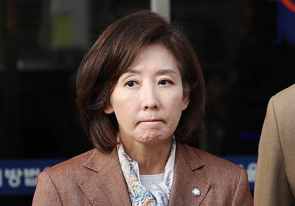 ▲ 국민의힘 나경원 의원이 20일 서울 양천구 서울남부지방법원에서 열린 '국회 패스트트랙 충돌' 1심 선고 공판을 마친 후 나서고 있다. ⓒ연합뉴스