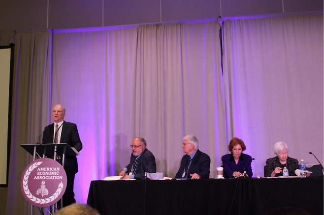 4일(현지시간) 미국 필라델피아에서 열린 전미경제학회 ‘연방준비제도(Fed)의 미래’ 세션에서 재닛 옐런 전 연준 의장, 로레타 메스터 전 클리블랜드 연방준비은행 총재, 아타나시오스 오르파니데스 MIT 교수, 아닐 카샵 시카고대 교수(오른쪽부터)가 데이비드 로머 UC버클리 교수의 발표를 듣고 있다. [특별취재팀]