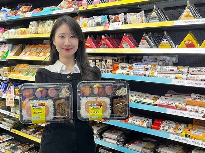 GS25에서 모델이 ‘이달의 도시락 1월 갓성비편’ 상품을 선보이고 있다. <자료 = GS리테일 >