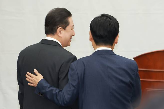 정청래 더불어민주당 대표가 지난달 30일 국회에서 본회의를 앞두고 열린 의원총회에 참석하며 김병기 전 원내대표와 인사하고 있다. [연합뉴스]