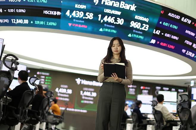 코스피가 하락 출발한 6일 서울 하나은행 본점 딜링룸에서 딜러들이 업무를 보고 있다. [연합뉴스]