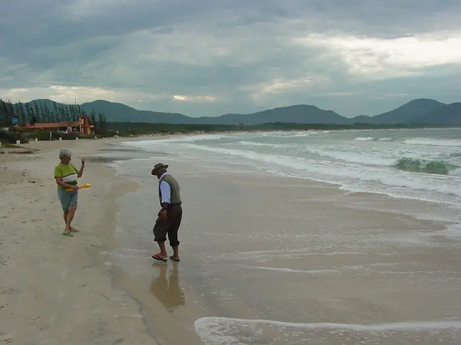 브라질 산타카타리나 섬의 바라 데 라고아 해변. [사진=Adam Jones (CC BY)]