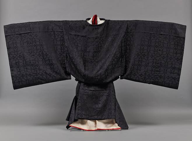 일본 궁정에서 남성이 갖춰 입는 옷 <국립고궁박물관>