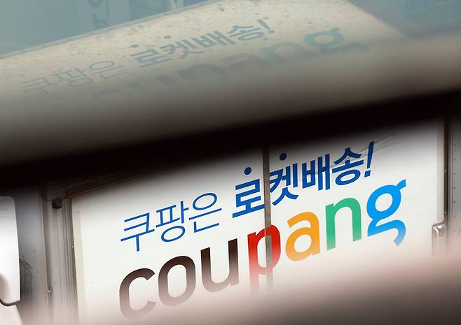 서울 시내 한 주차장에 주차된 쿠팡 배송 차량. [연합뉴스]