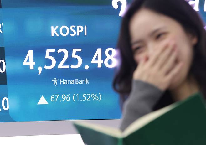 코스피가 전장보다 67.96포인트(1.52%) 오른 4,525.48에 장을 마친 6일 서울 중구 하나은행 딜링룸에서 한 딜러가 활짝 웃고 있다.  [연합뉴스]
